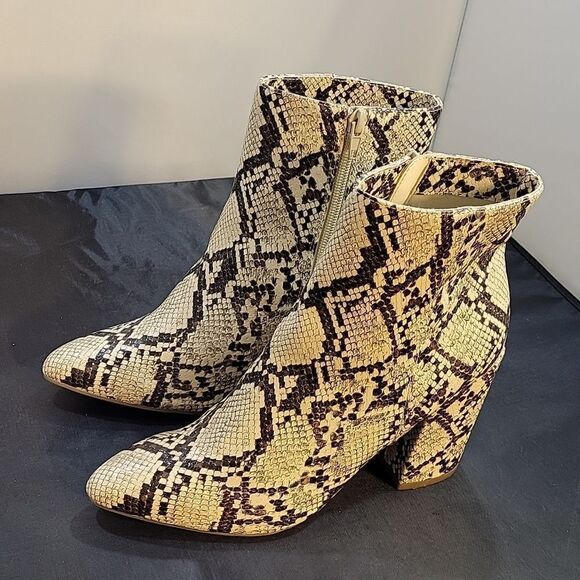 SUGAR SGR-EVVIE ANIMAL PRINT POINTED TOE BLOCK HEEL ANKLE BOOTIE - Picture 10 of 16